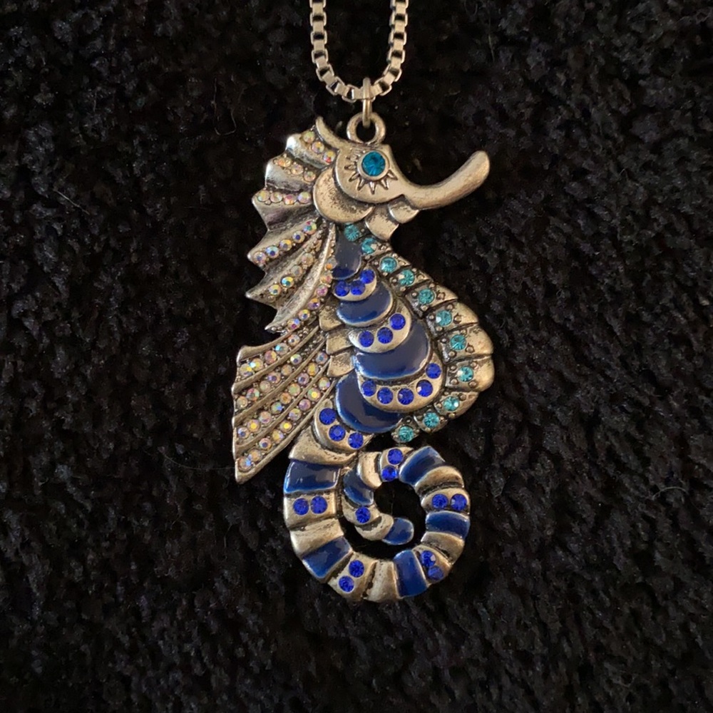 Betsy Johnson necklace. - Picture 2 of 2